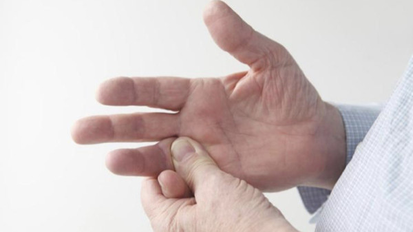 手の痺れが起こる原因と対処法について