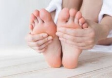 膝や腰にも影響が？扁平足のデメリットとは？